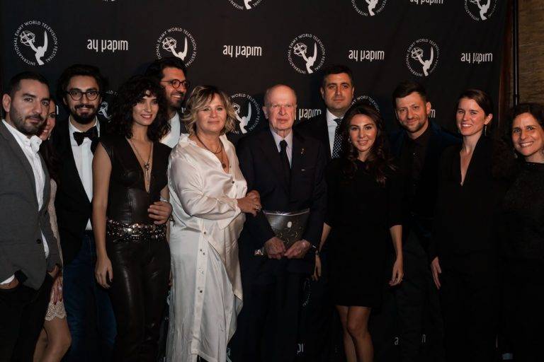 Керем Чатай устроиль коктейльпарти в честь сериала Джесур