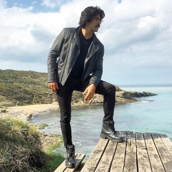 Бурак Озчивит