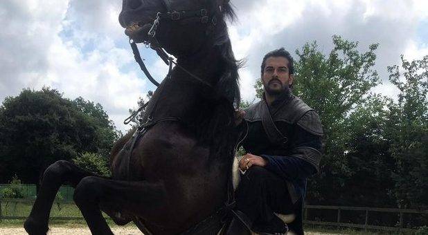 Бурак Озчивит