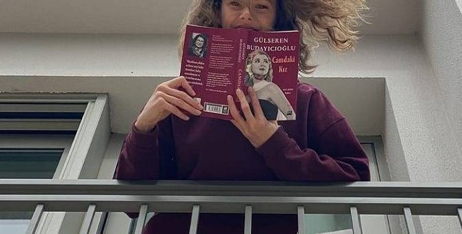 Девушка за стеклом