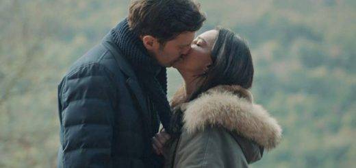 Девушка за стеклом