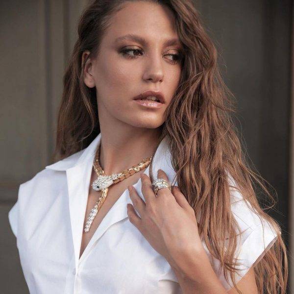Серенай Сарыкая стала послом бренда Bvlgari в Турции | Турецкие Сериалы ...