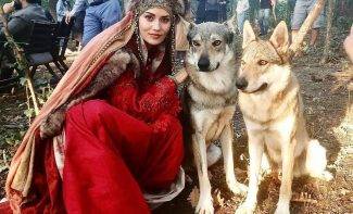 Фахрие Эвджен в роли Акчи Хатун